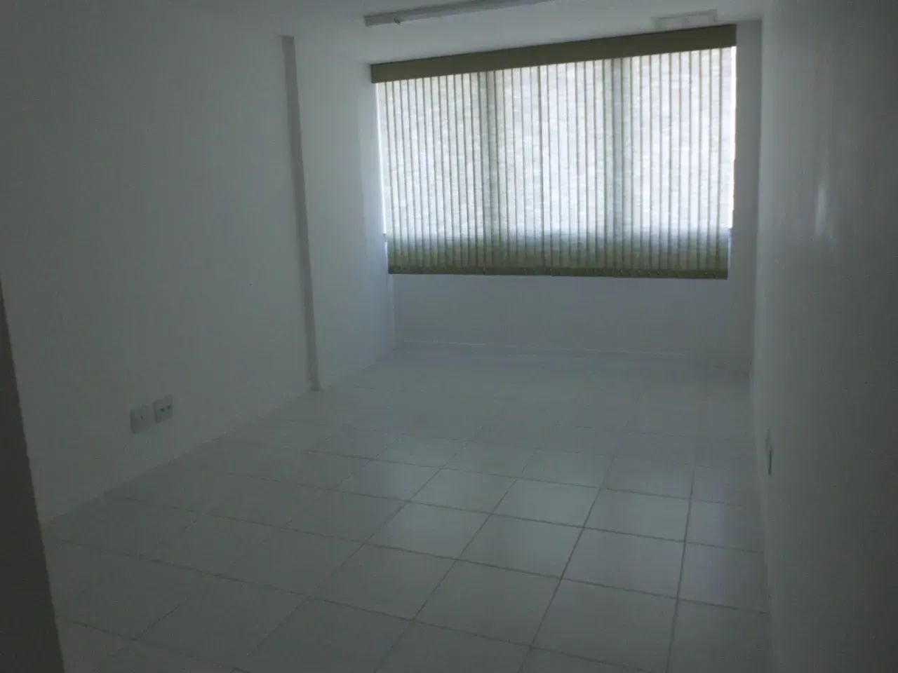OPORTUNIDADE!!!  Sala ou Consultório, 30 m, divisórias, banheiro, Janelão, cortina, 2 Spli - Foto 2