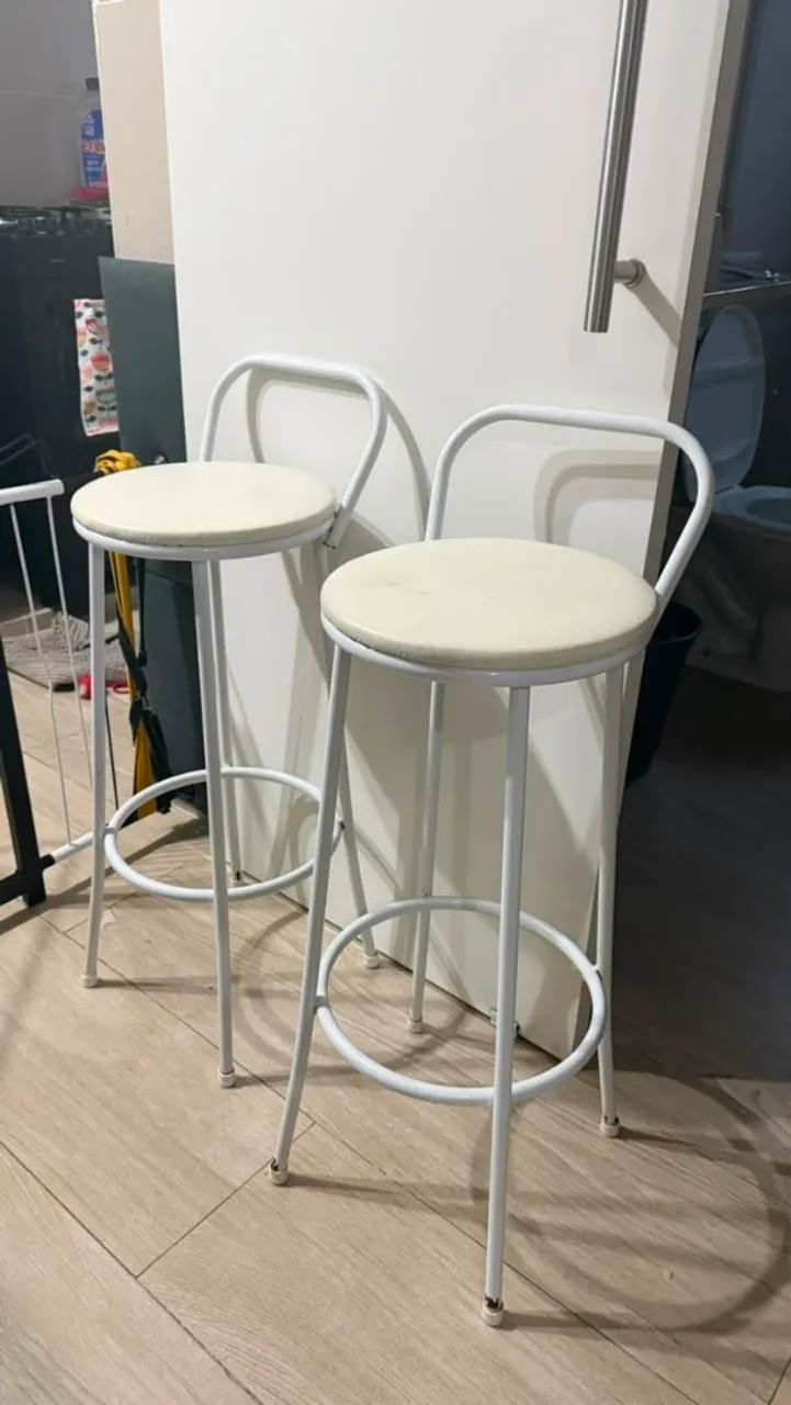 Vendo duas banquetas altas.