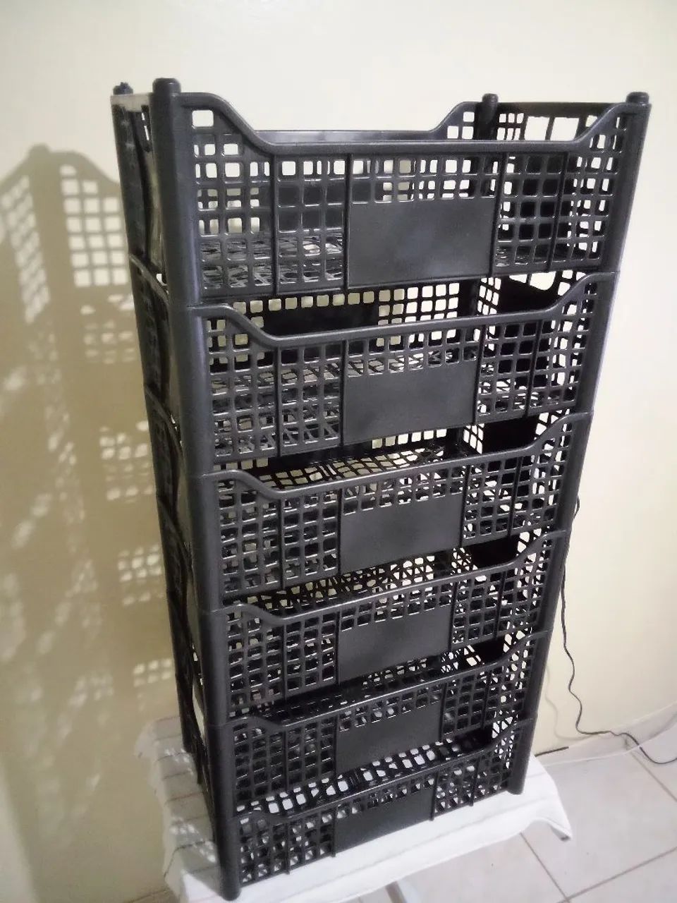 Vendo caixas de plástico novas média e grande preço 10 reais cada caixa  - Foto 2