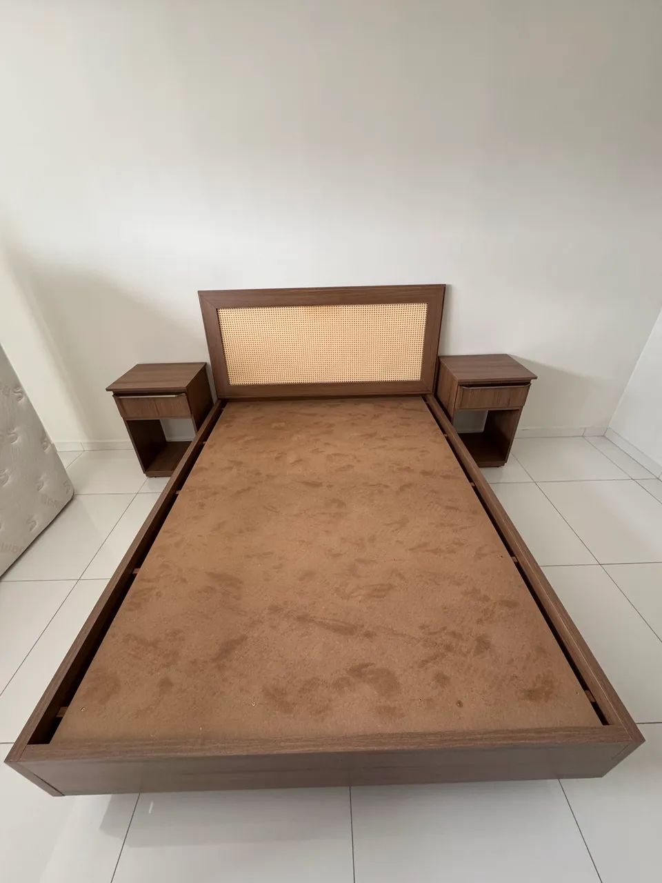 Base de cama + 2 mesas de cabeceira