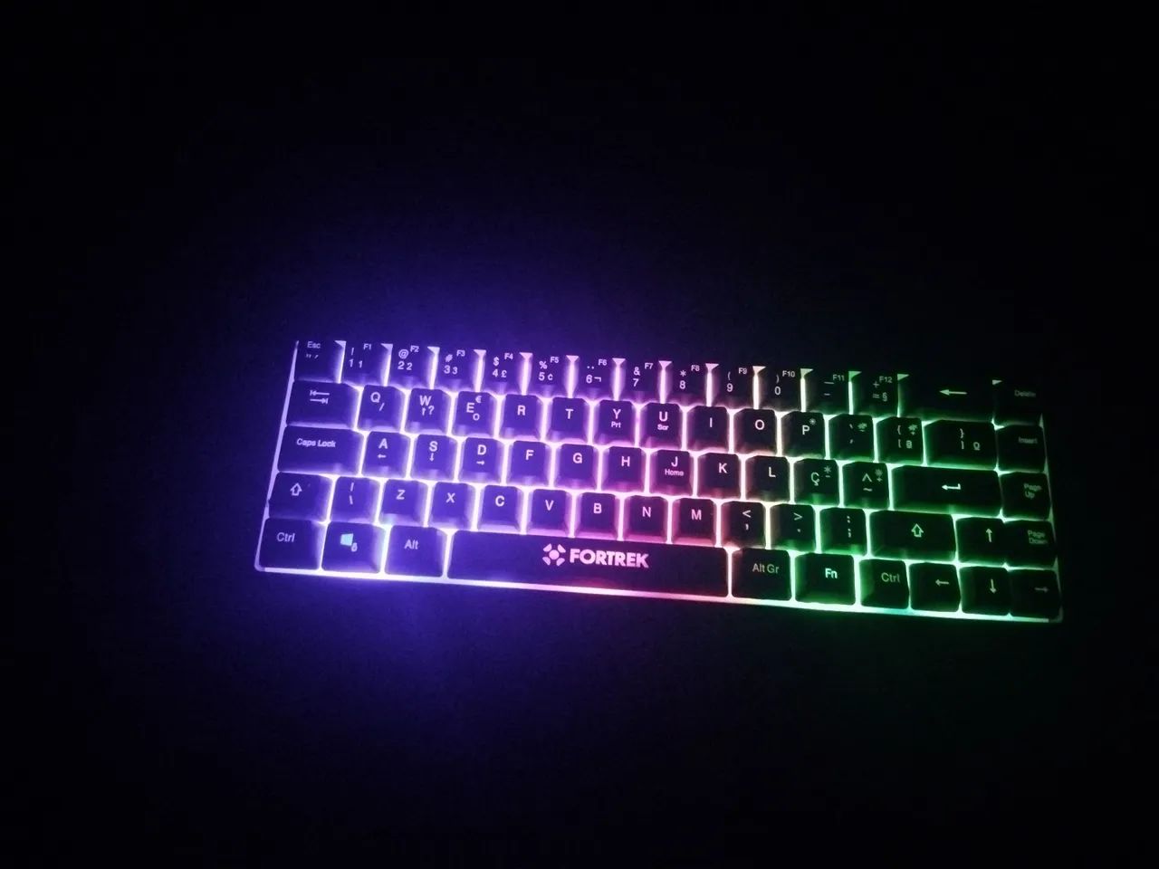Teclado 65% novo, funcionando completo com luzes rgb. Com caixa e manual! - Foto 4