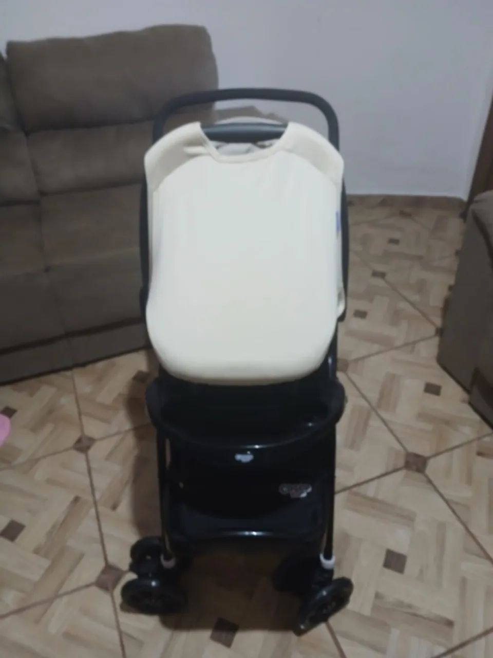 Carrinho de bebê com bebê  conforto  - Foto 2
