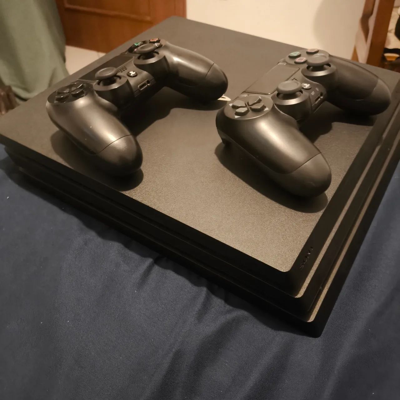 PS4 Pro + 2 controles - Foto 3