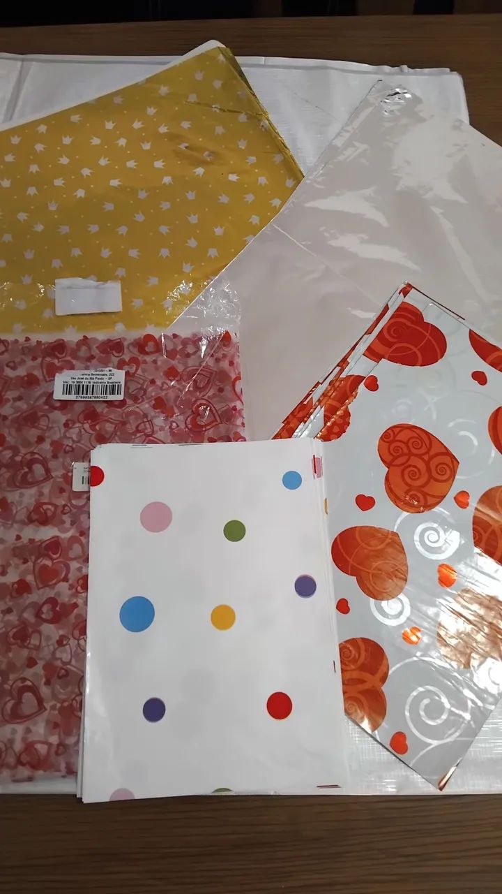 Embalagens metalizadas, sacolas, laços prontos e papéis de seda para presentes e cestas 