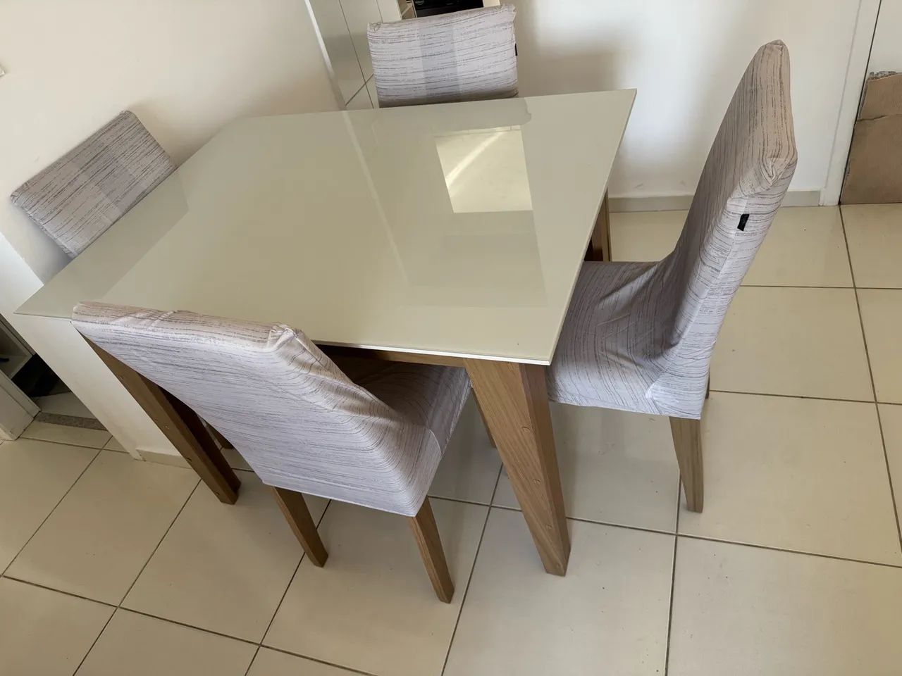 Vendo mesa com 4 cadeiras nova