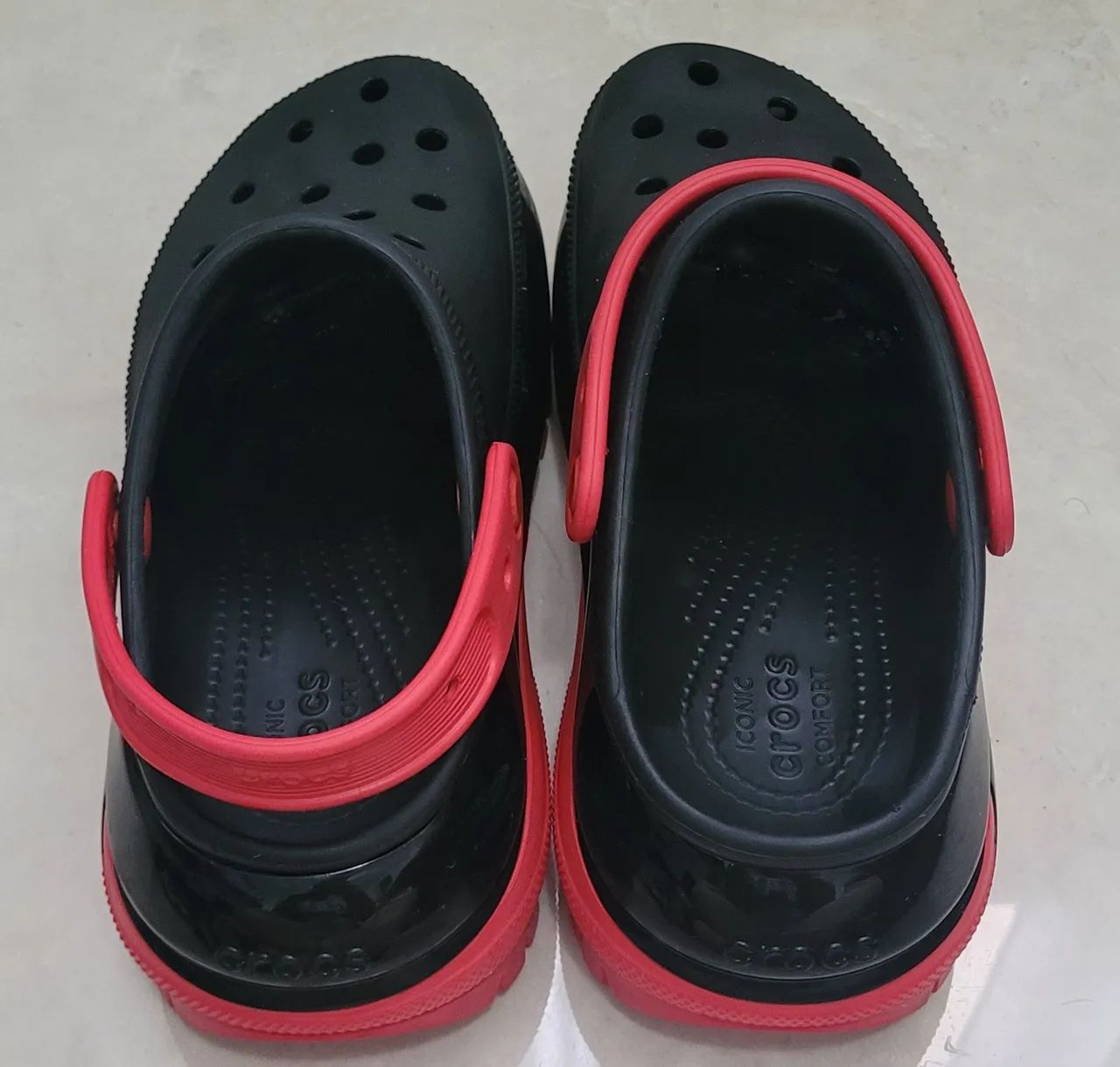Crocs Classic Mega Crush Clog Black/varsity Red - Foto 5