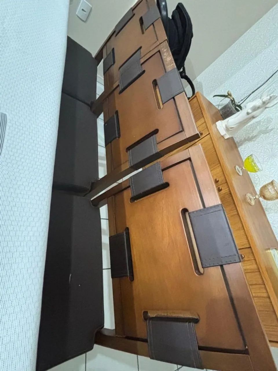 Mesa de Jantar de Madeira + 6 Cadeiras Estofadas - R$ 1.600 - Foto 2