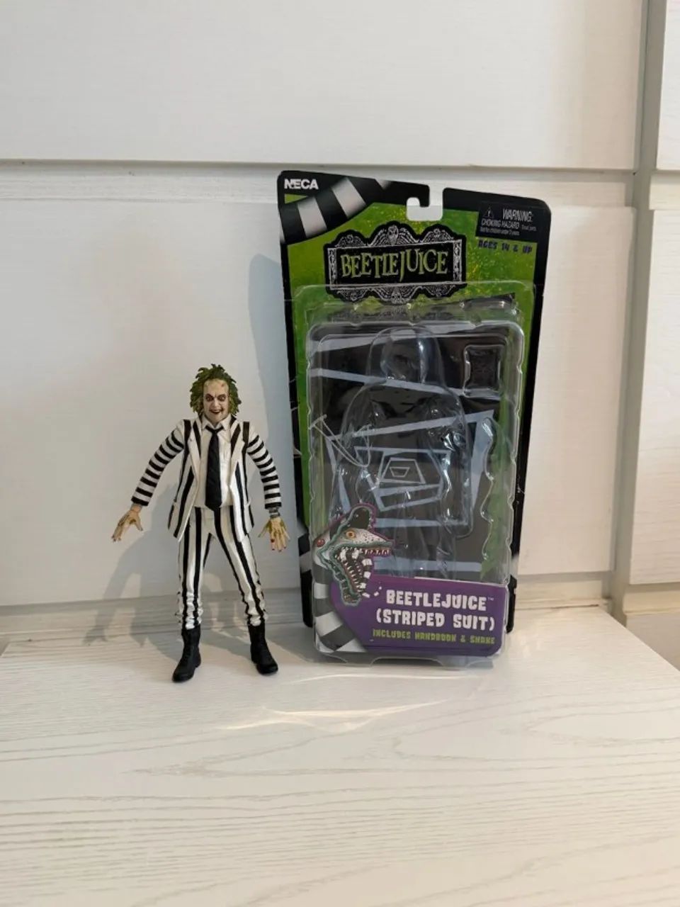 boneco beetlejuice neca striped suit - Foto 5