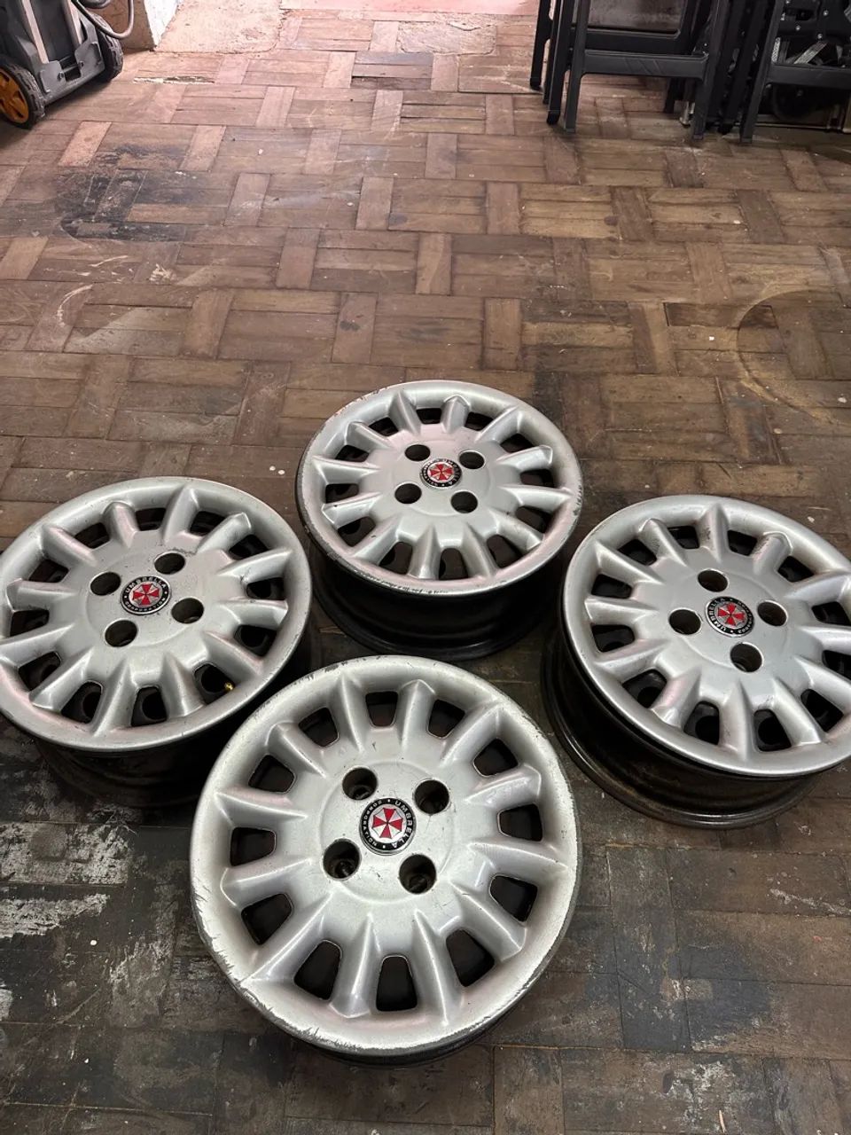 Rodas aro 14 com calotas e bicos 