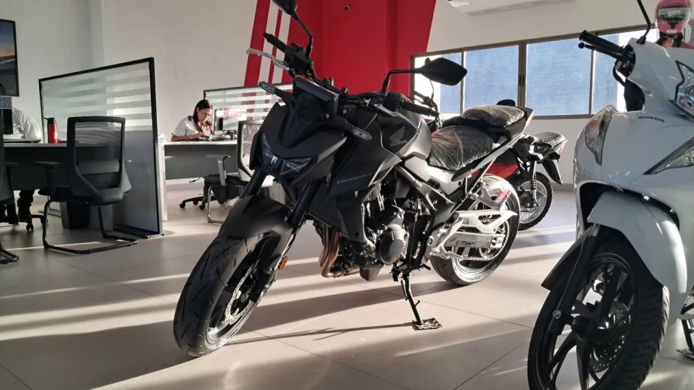 HORNET 750 0KM.