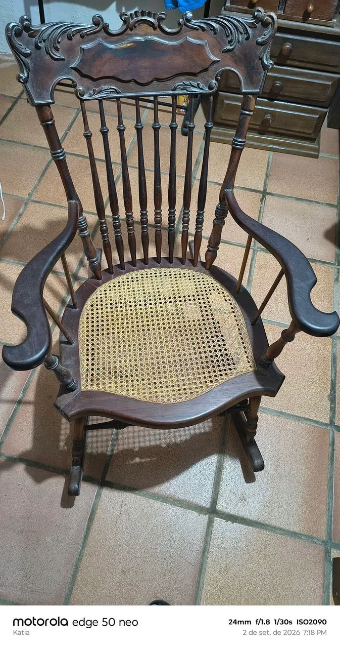 Cadeira de balanço antiga. Antiguidade 