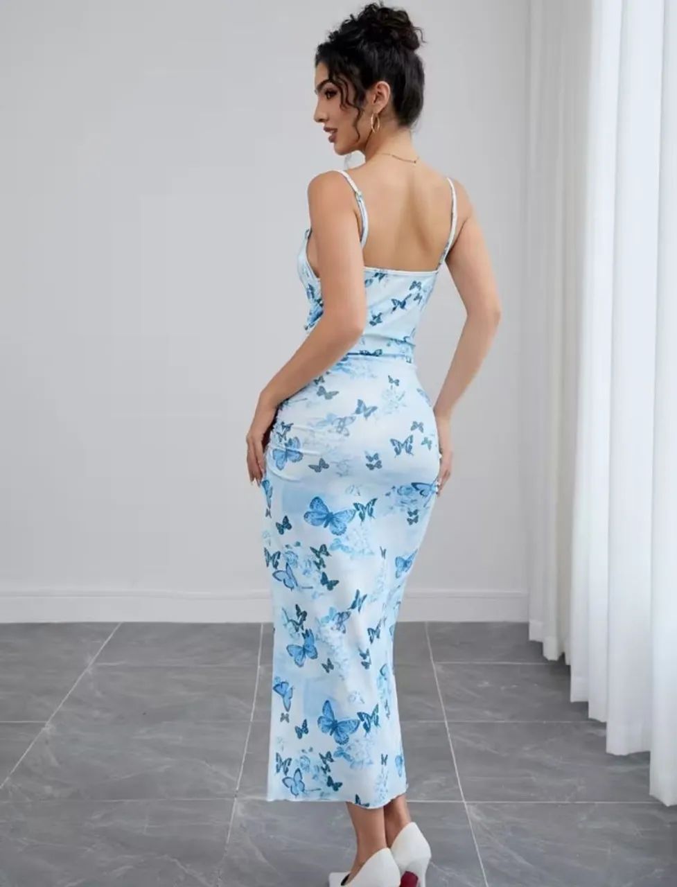Vestido Midi Drapeado com Estampa de Borboletas Azuis - Foto 2