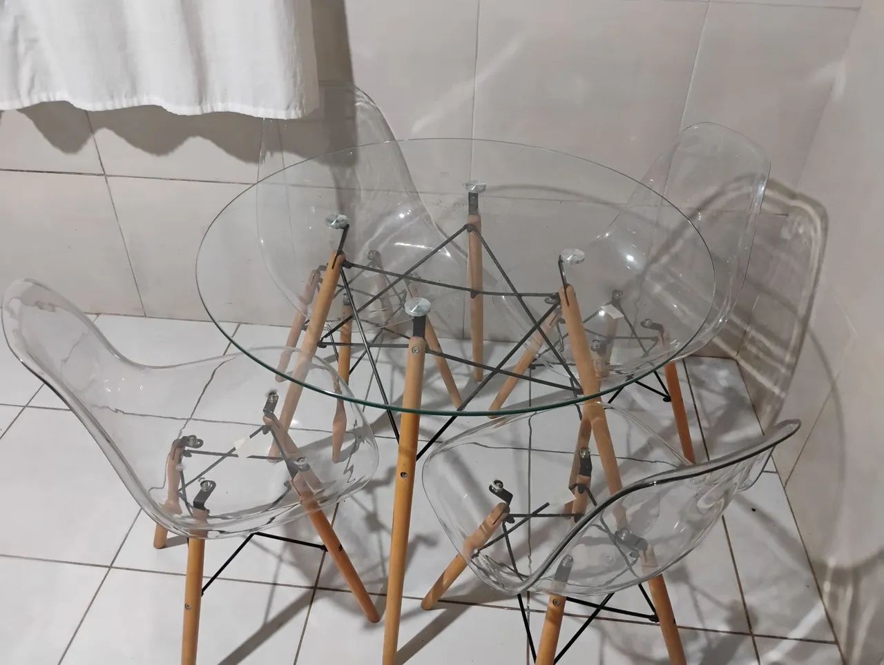 Jogo de mesa de vidro  e cadeiras de acrilico - Foto 3