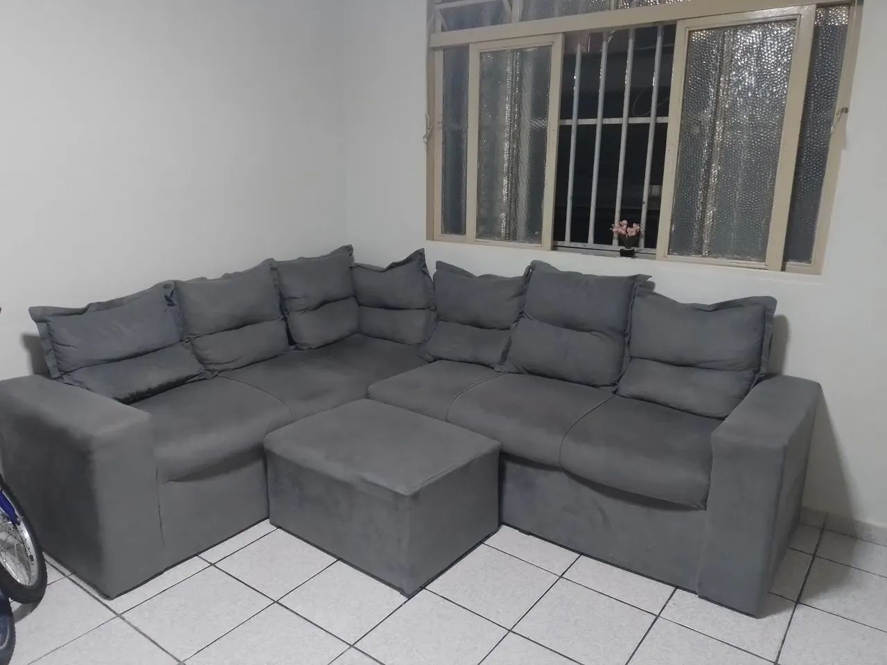 Sofá formato L (cinza)