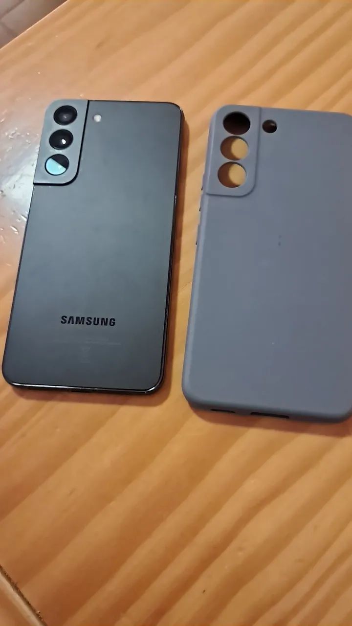Celular Samsung S22 com detalhe - Foto 2