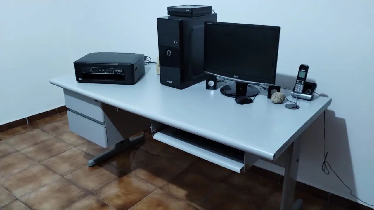 Computador com impressora e mesa de escritório  - Foto 3