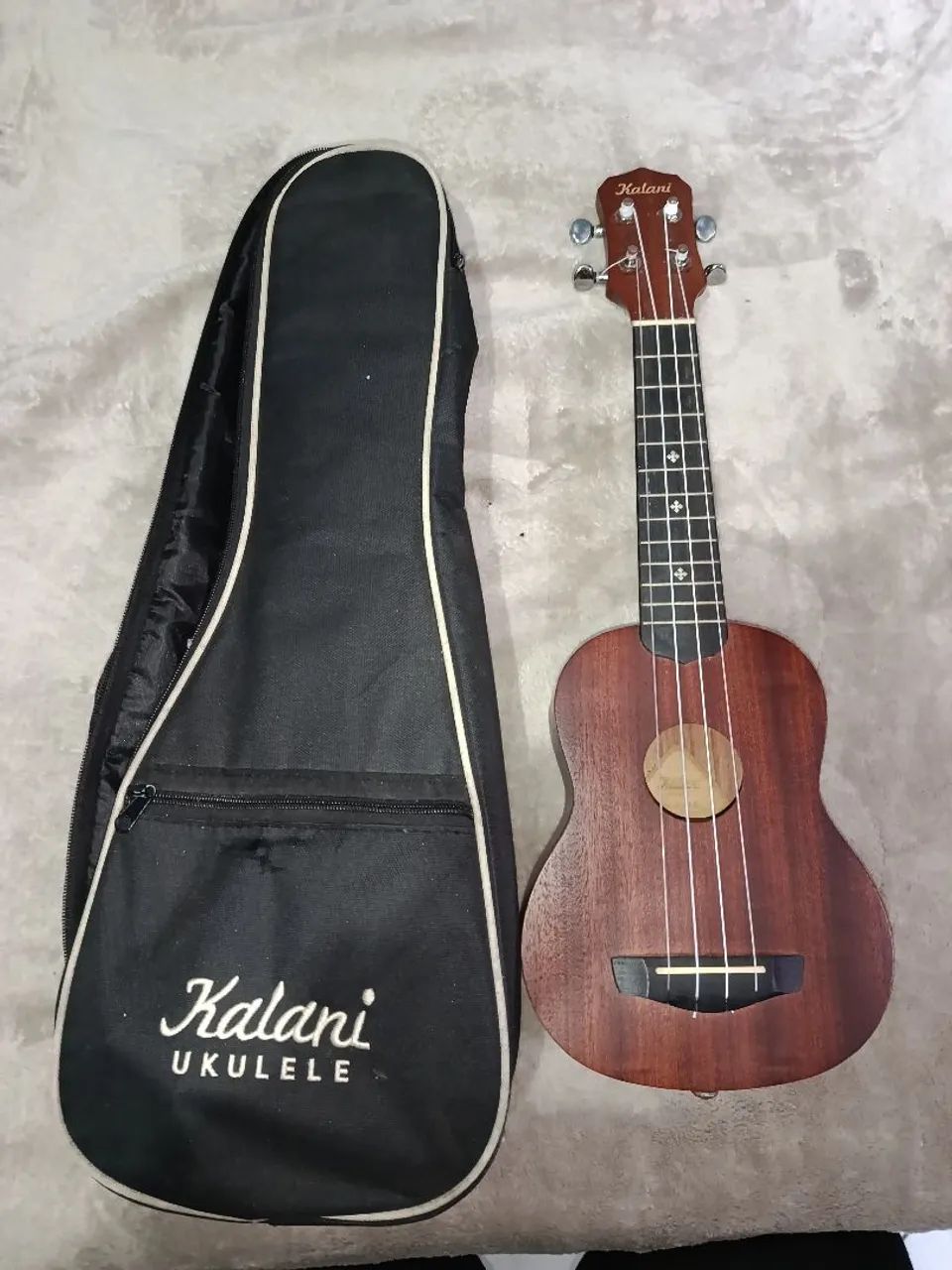 Ukulele semi-novo 
