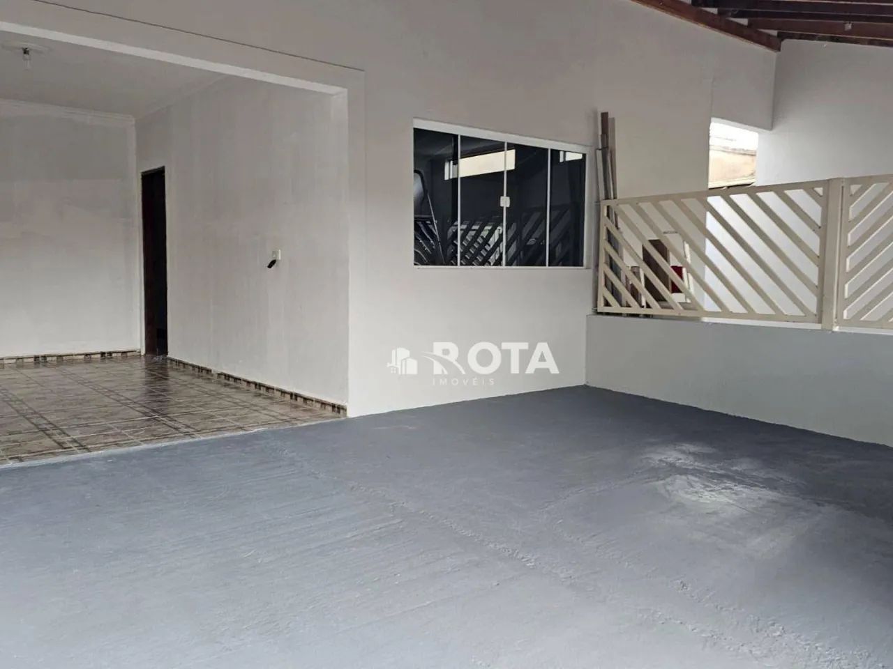 2 casas (frente com 2 quartos) + (fundo com 1 quarto)