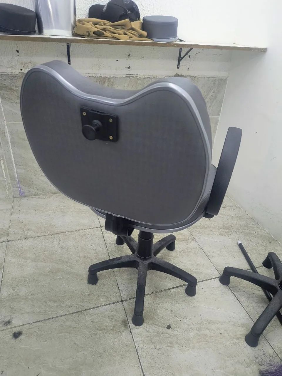 Vendo duas cadeiras de barbeiro nova comprei a dois meses