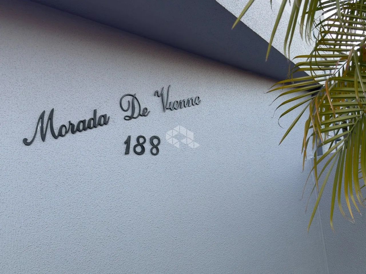 Apartamento com 2 dormitórios semimobiliado e sacada com churrasqueira - Foto 3