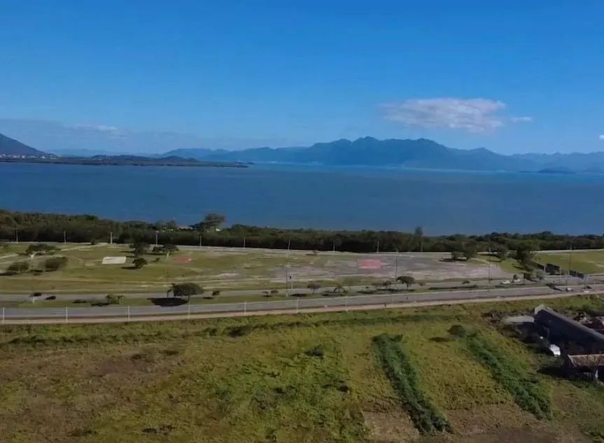 Frente mar abaixo tabela! 300 mil + saldo na entrega! Aceito carro!!  - Foto 6