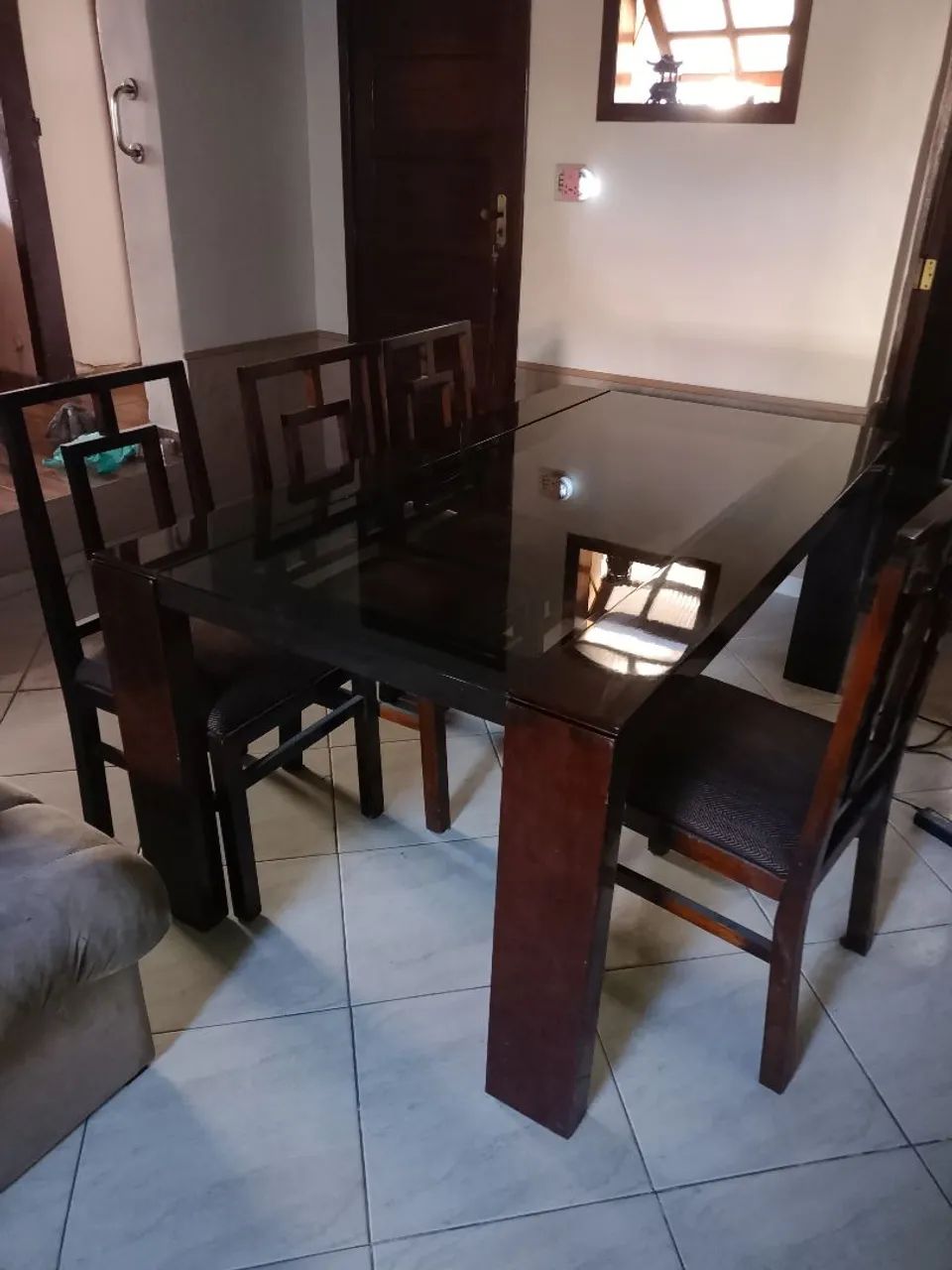 Mesa de madeira com tampo de vidro - Foto 2