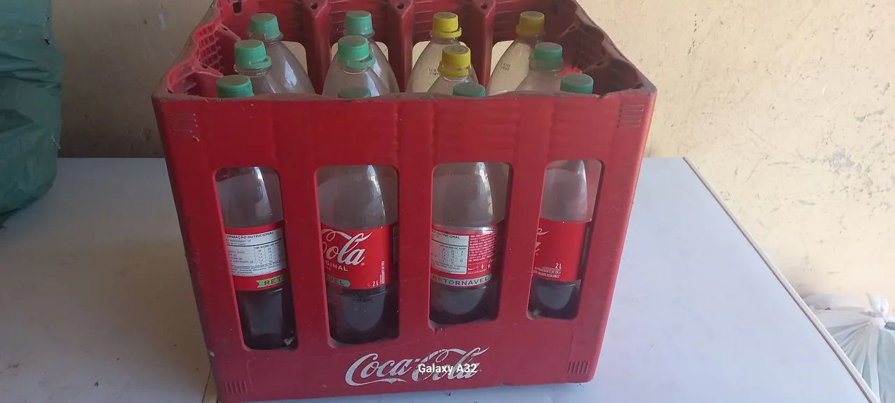 Vendo caixa de coca cola com os frascos completo - Foto 3