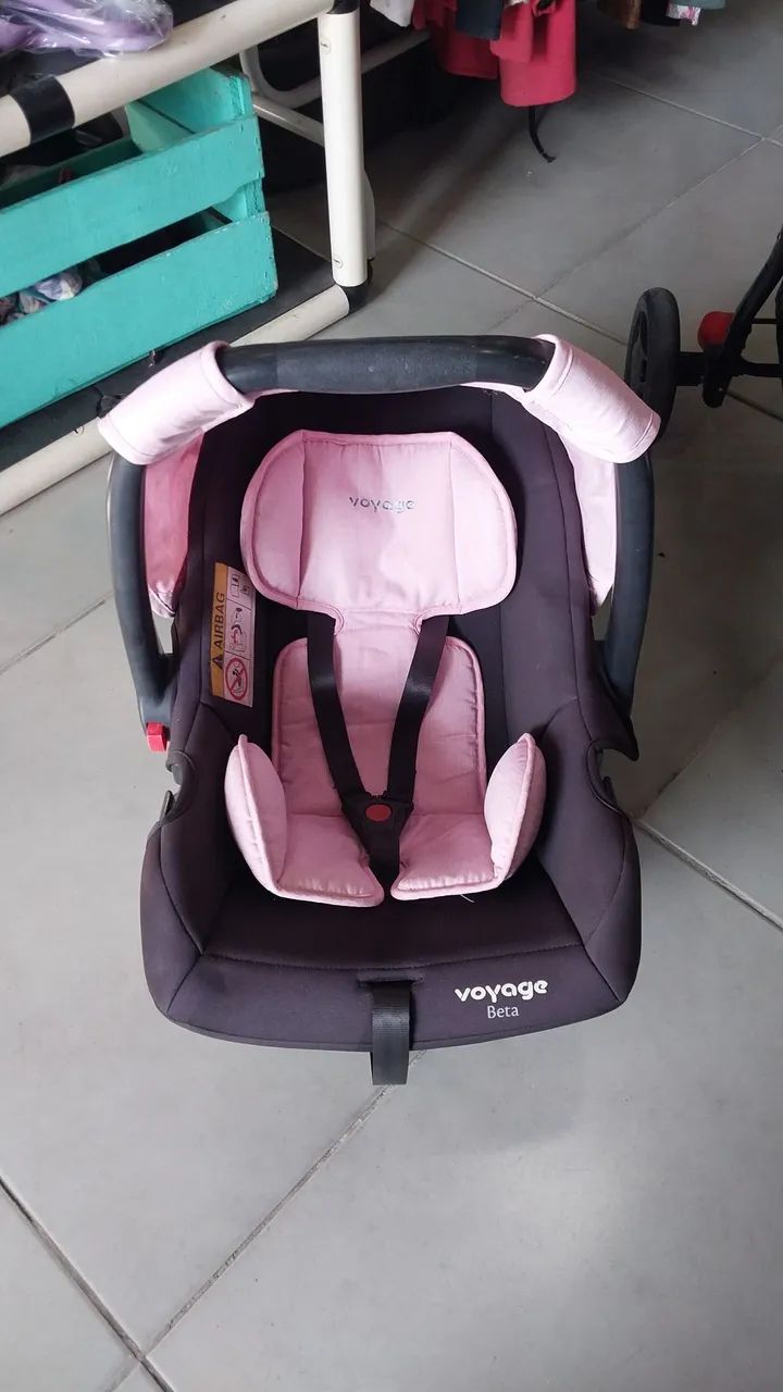 Carrinho com bebe conforto voyage