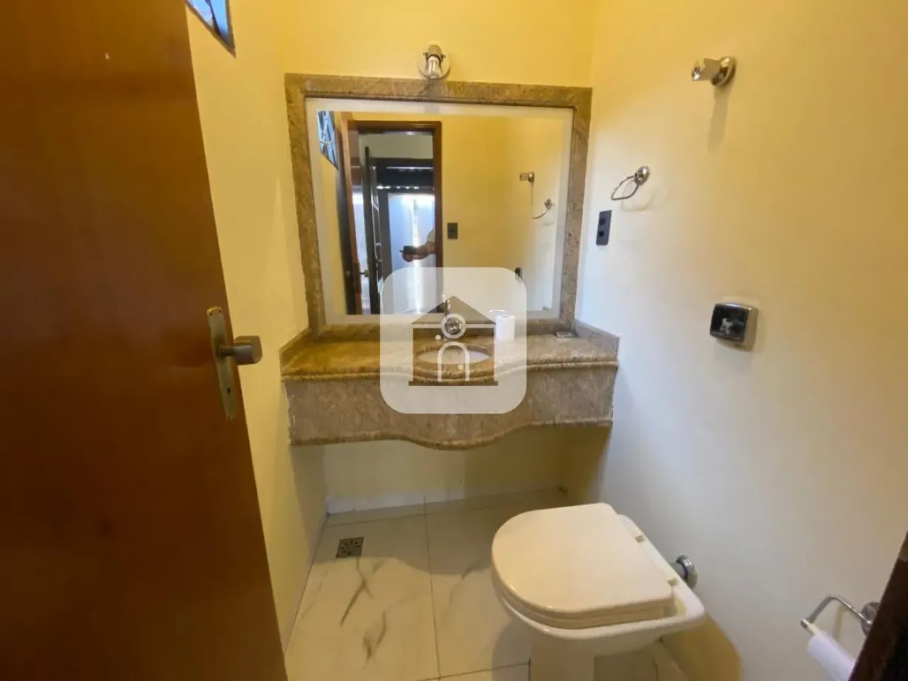 Casa Sofisticada com 03 quartos sendo 2 Suítes, Ambientes Planejados e Amplo Quintal - Foto 3