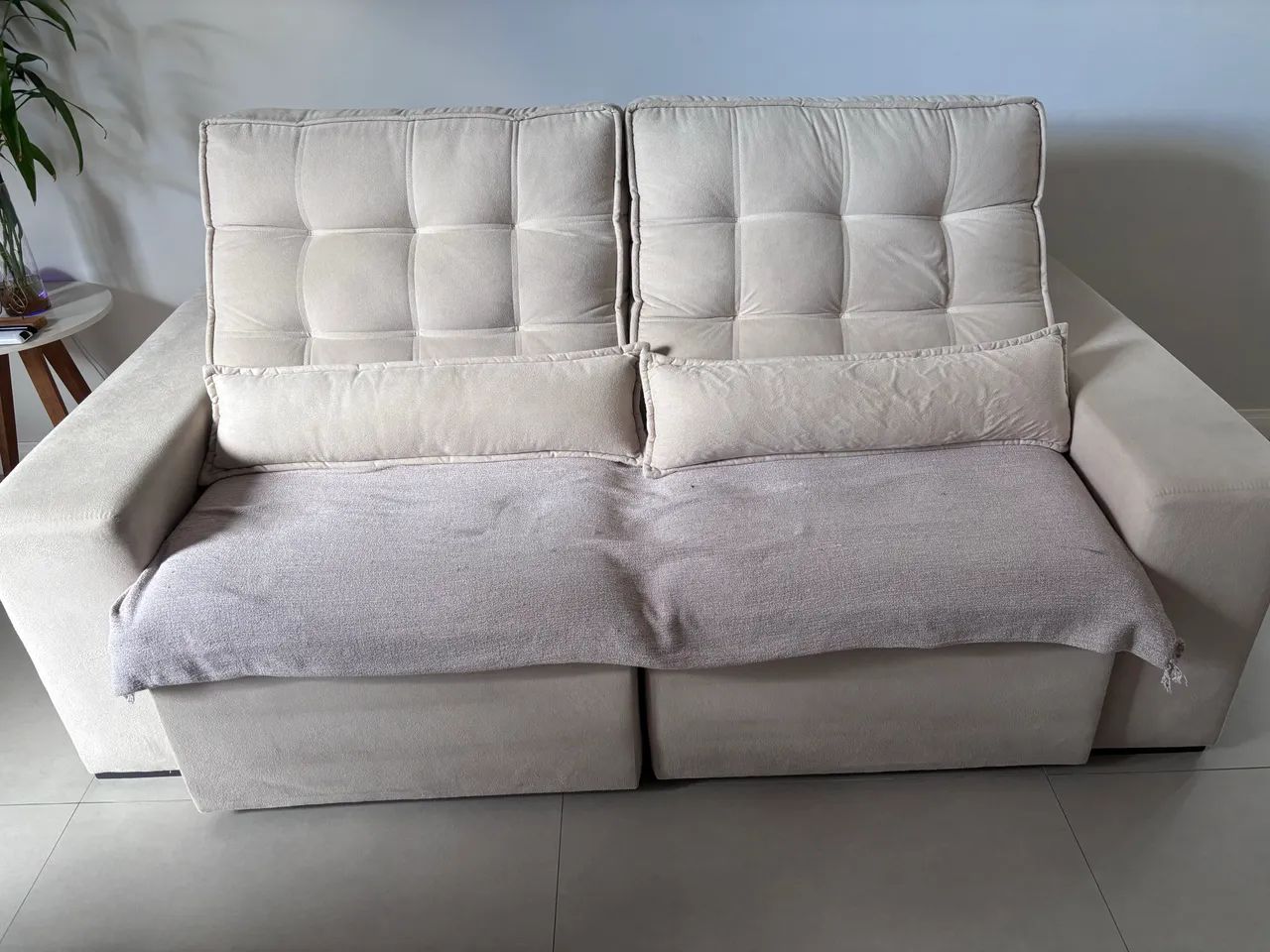 Sofá retrátil 3 lugares creme 210x115 - Foto 4