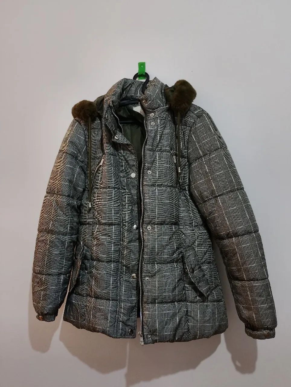 Jaqueta puffer feminina com capuz removível  - Foto 3