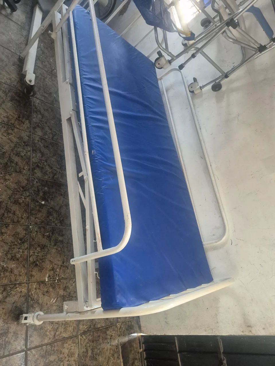 Cama hospitalar  c colchão 