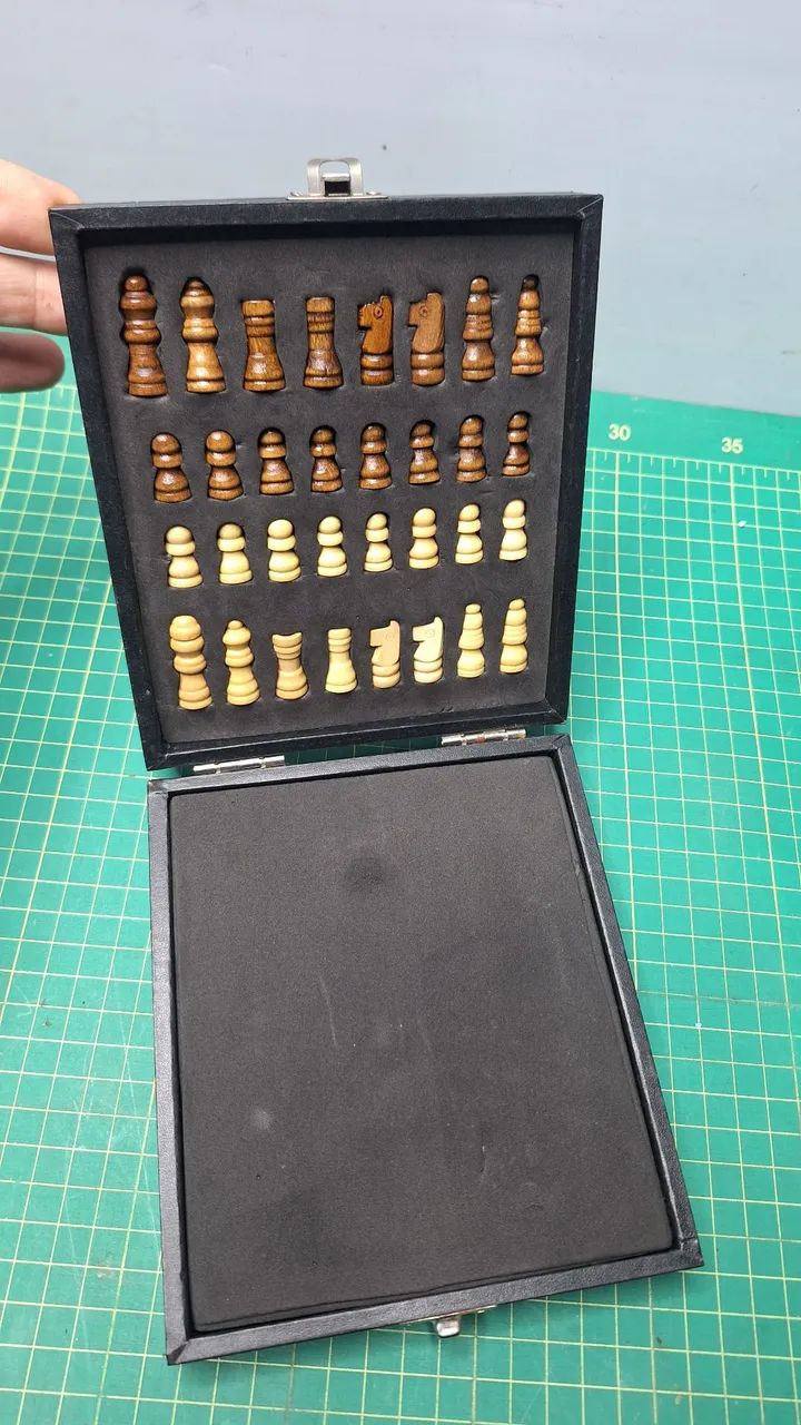 Xadrez miniatura de madeira