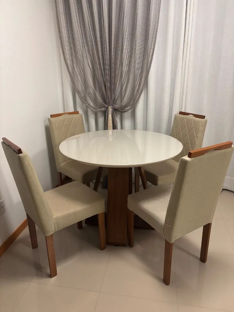 Mesa com 4 cadeiras