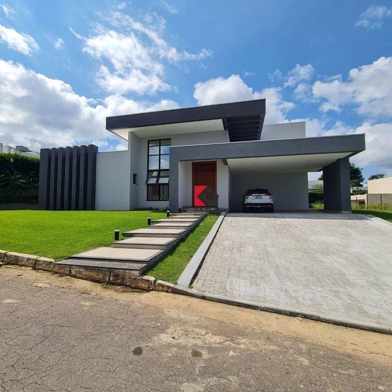 CASA COM PISCINA, 04 QUARTOS SENDO 01 SUÍTE EM CONDOMÍNIO!