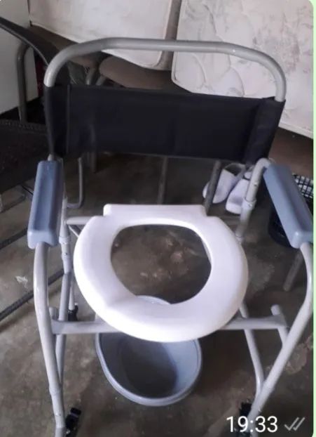 Vende-se cadeira de rodas para banho