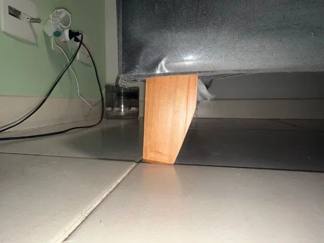 Sofá-cama com pés de madeira + 2 almofadas cinza - Foto 4