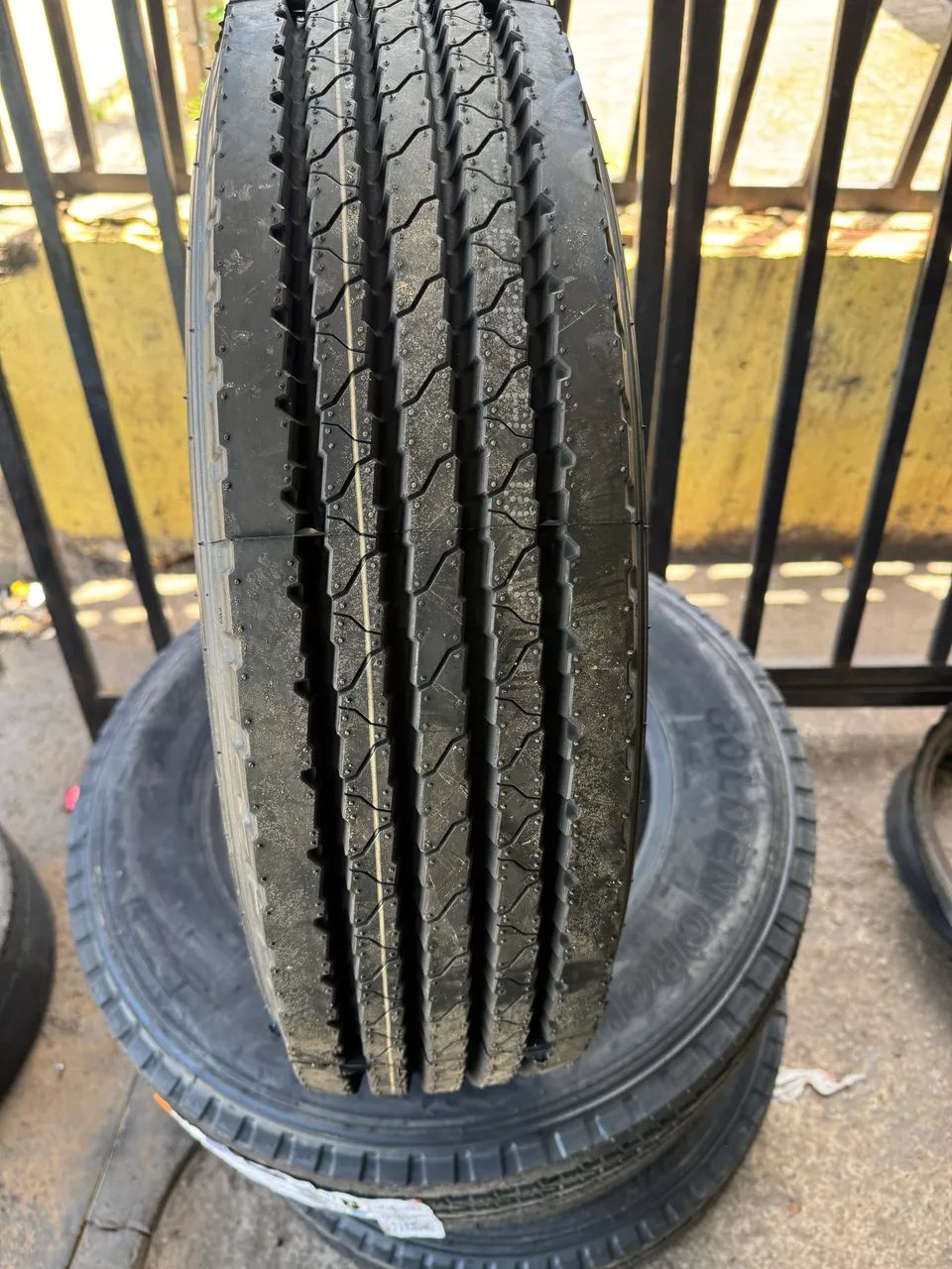 Pneus 215/75/17.5 - Foto 3