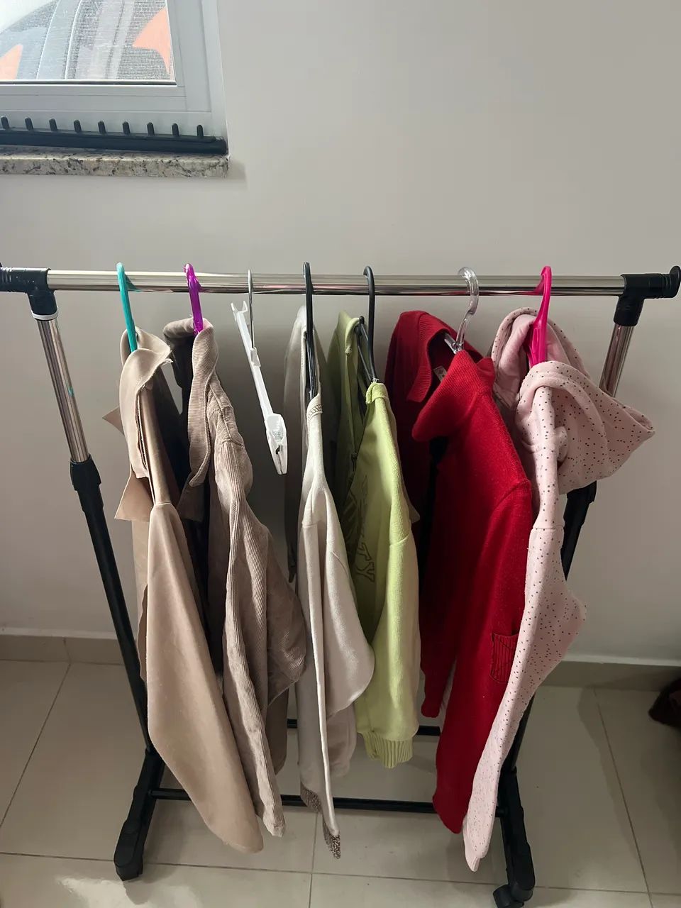 Cabideiro com cabides  - Foto 4