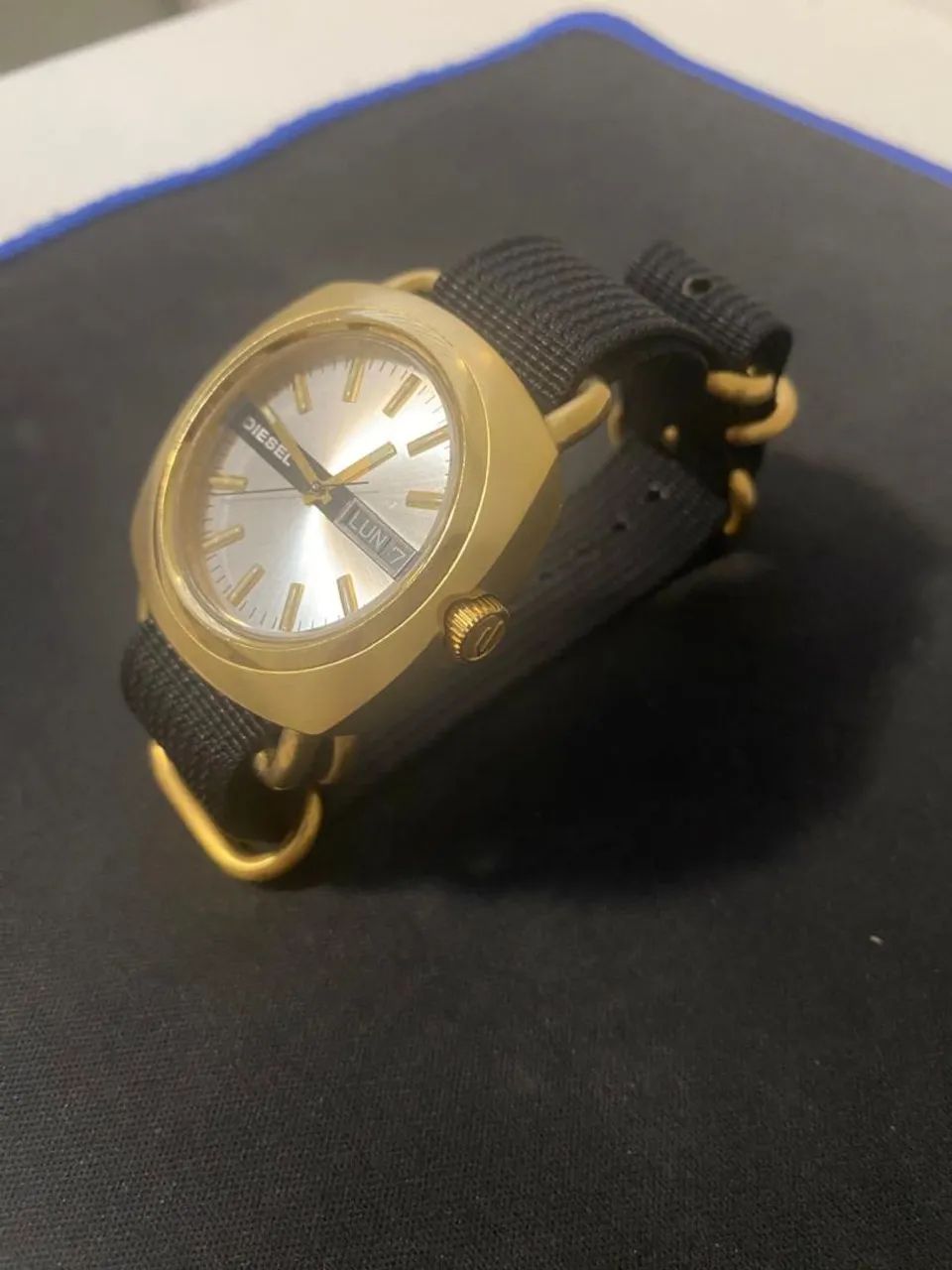 Relógio Diesel Vintage DZ2127 Dourado e pelaeira de nylon usado - Foto 2