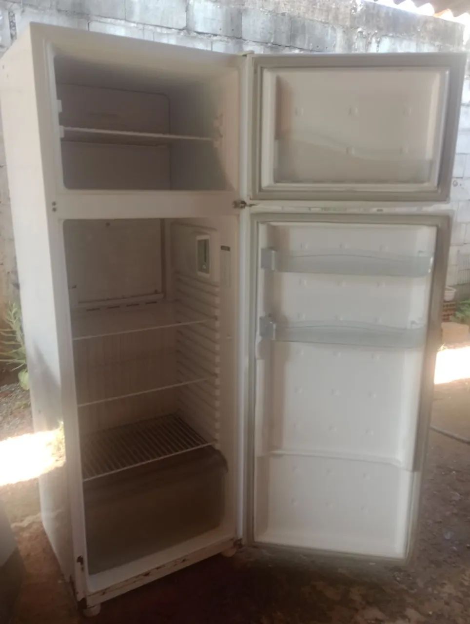 Geladeira Consul funcionando perfeitamente,com algumas marcas de uso  - Foto 2