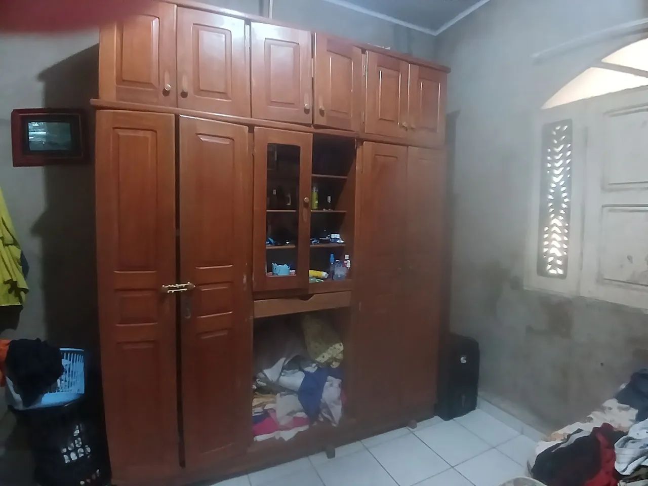 Vendo guarda roupa de madeira - Foto 3
