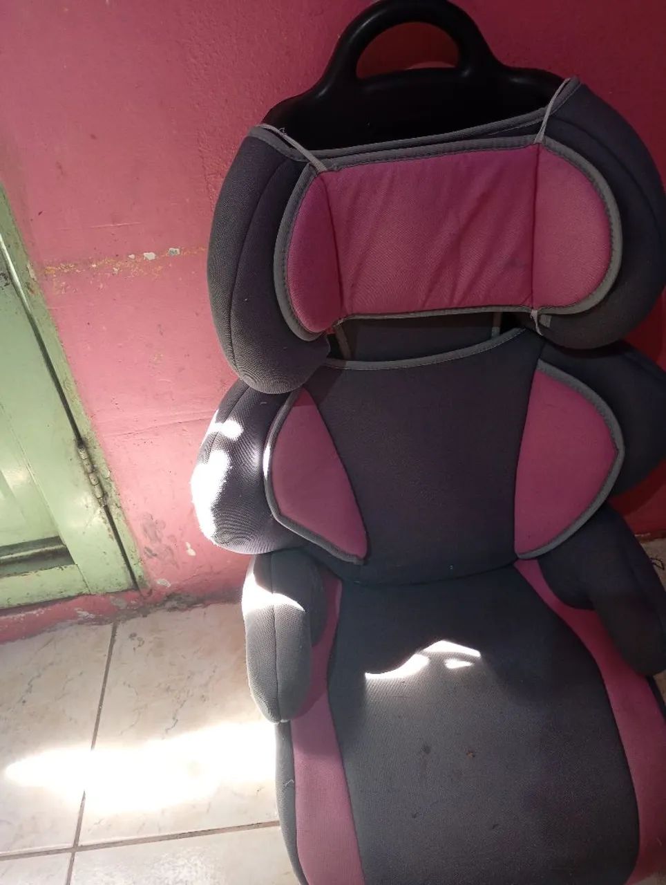 Cadeirinha infantil modelo com cinto adaptado do veículo nela  - Foto 2