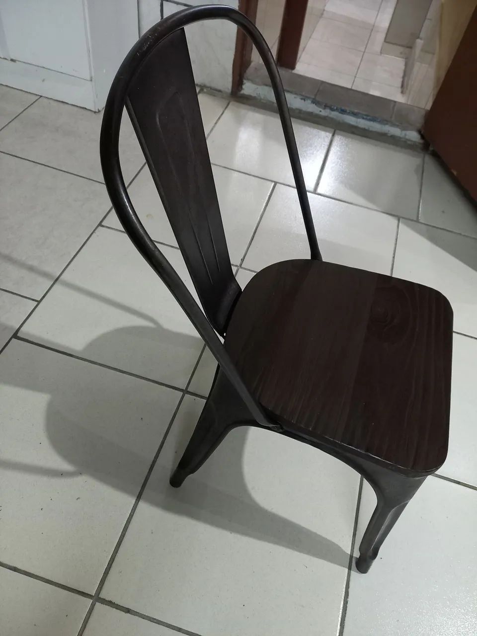 Cadeira de metal com design moderno - Foto 4