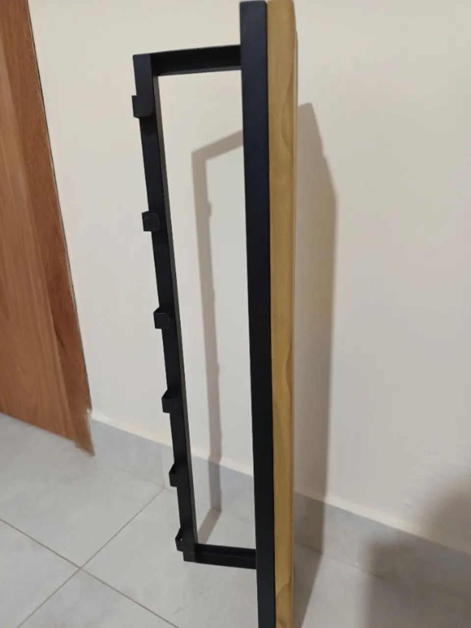 Cabideiro e prateleira