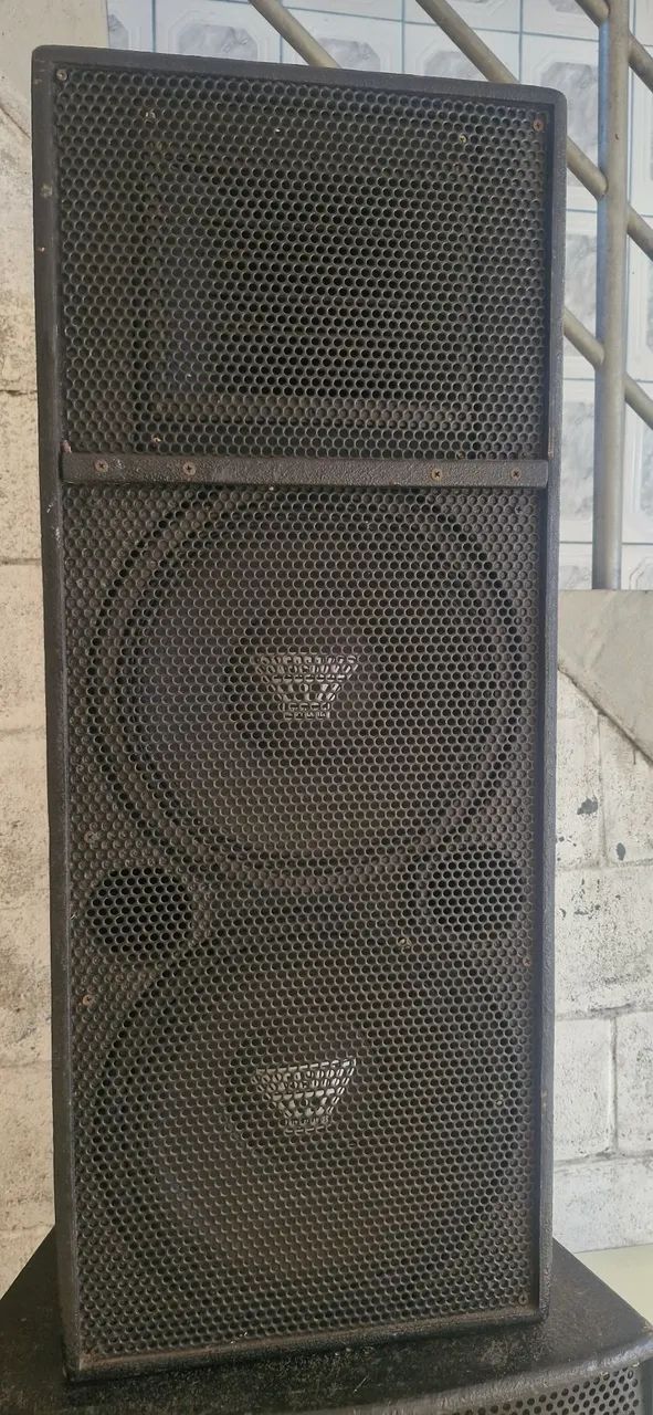Caixa de som os dois grave tem 800 rms boca 15 polegadas marca magnos 