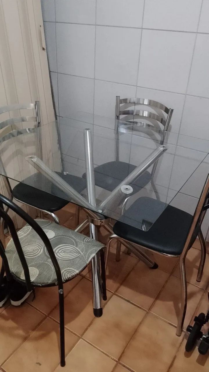 Mesa de vidro com 4 cadeiras - Foto 4