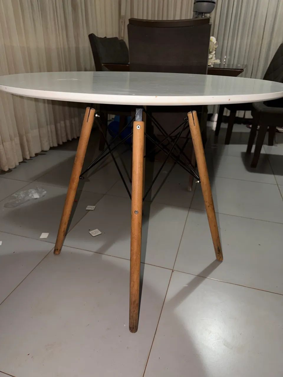 Mesa lacrada na caixa redonda 