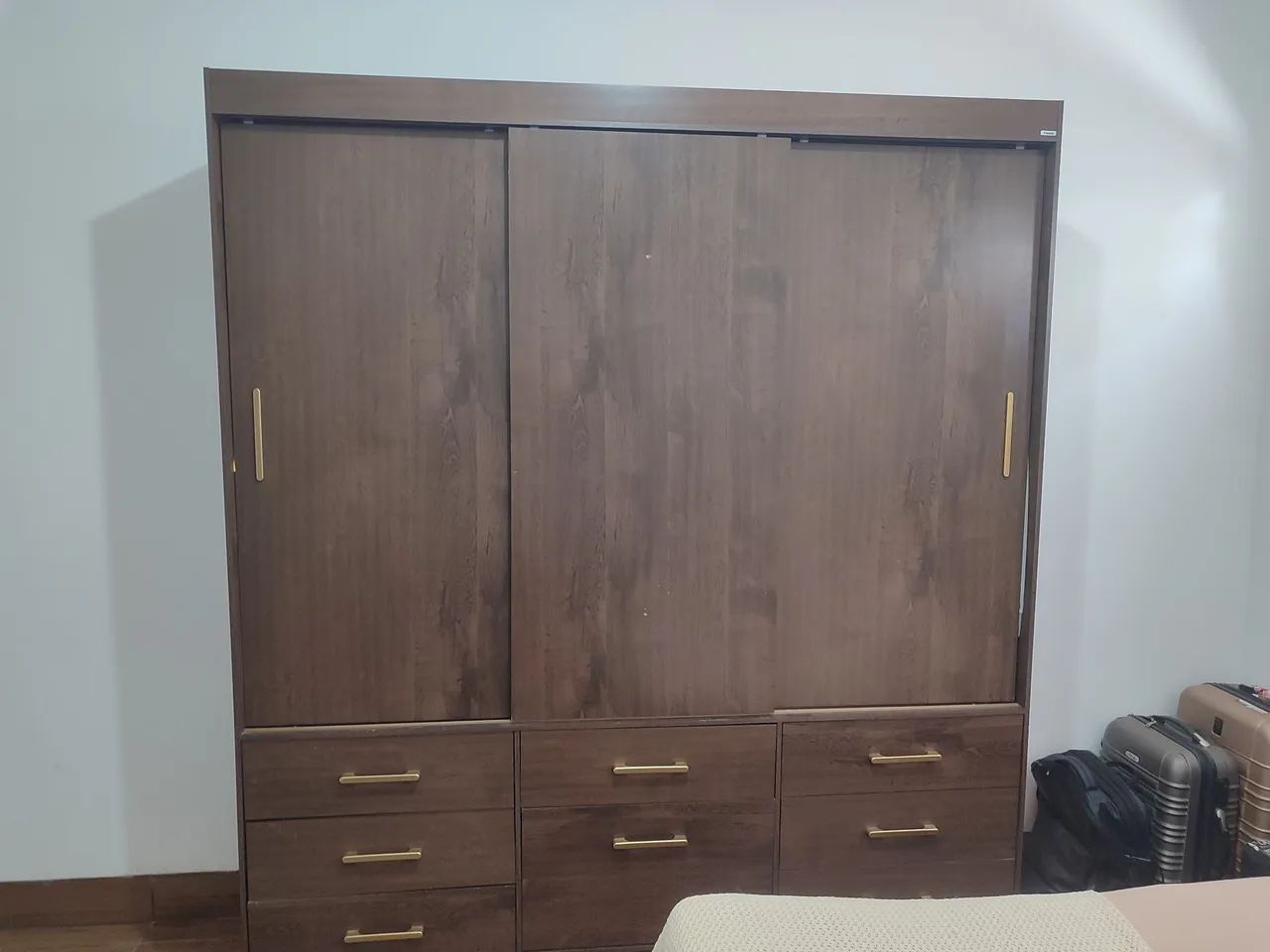 Guarda roupa novo.