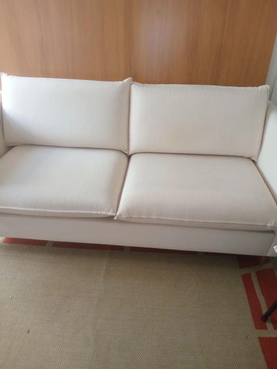 Vende se um sofá.